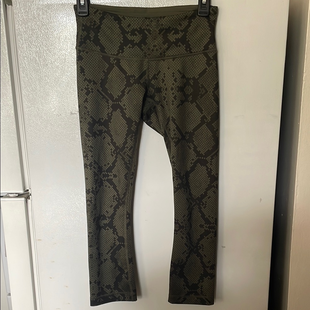 Lululemon Size 4 green/black leggings 21” inseam - Picture 1 of 5
